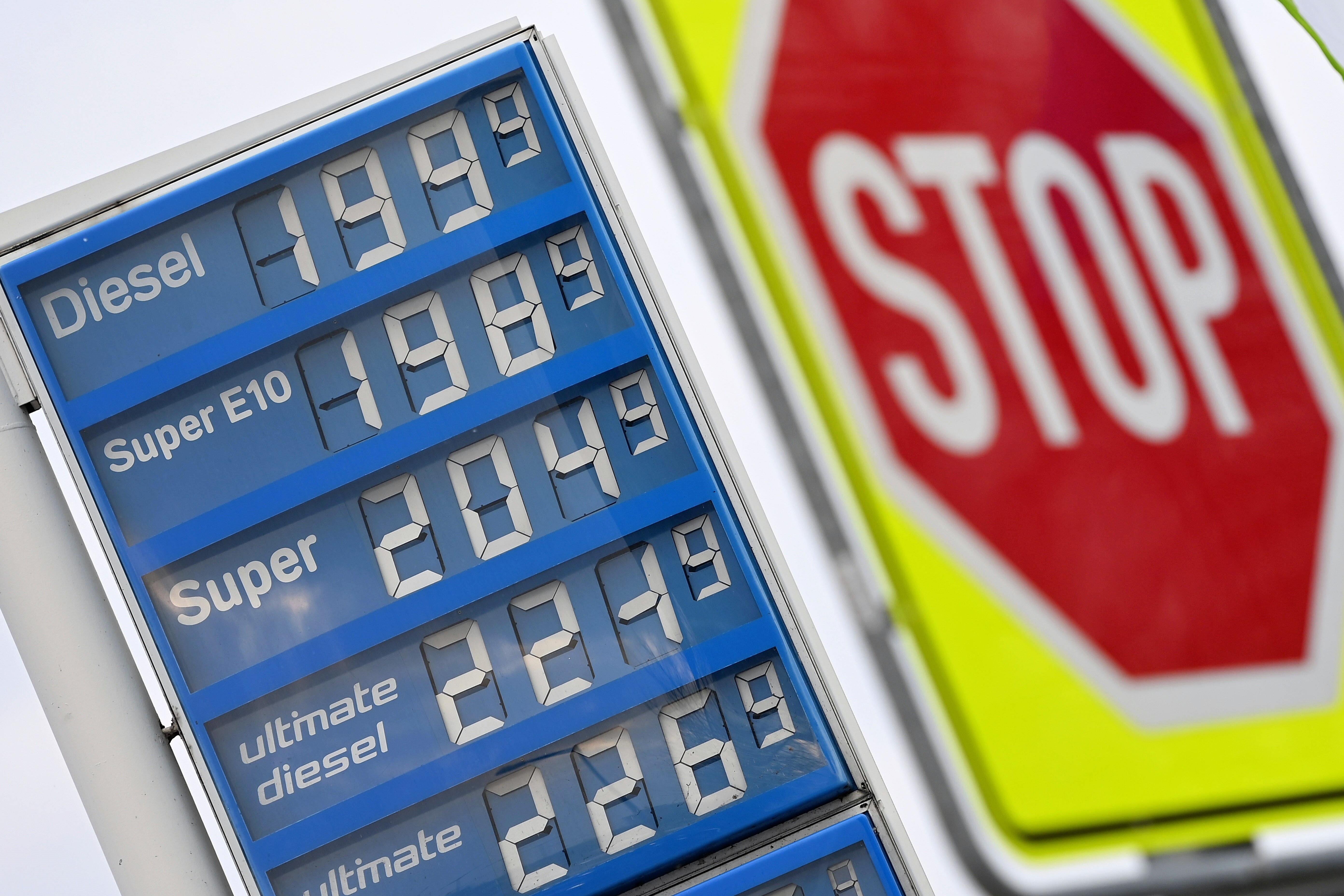 Spritpreis-Hammer zu Jahresbeginn! Trotz fallender Rohstoffpreise - Spritpreise deutlich angezogen!