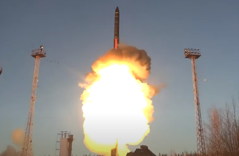 Medwedev droht dem versammelten Westen: "Eine nuklear Macht hat noch nie einen entscheidenden Krieg verloren"!