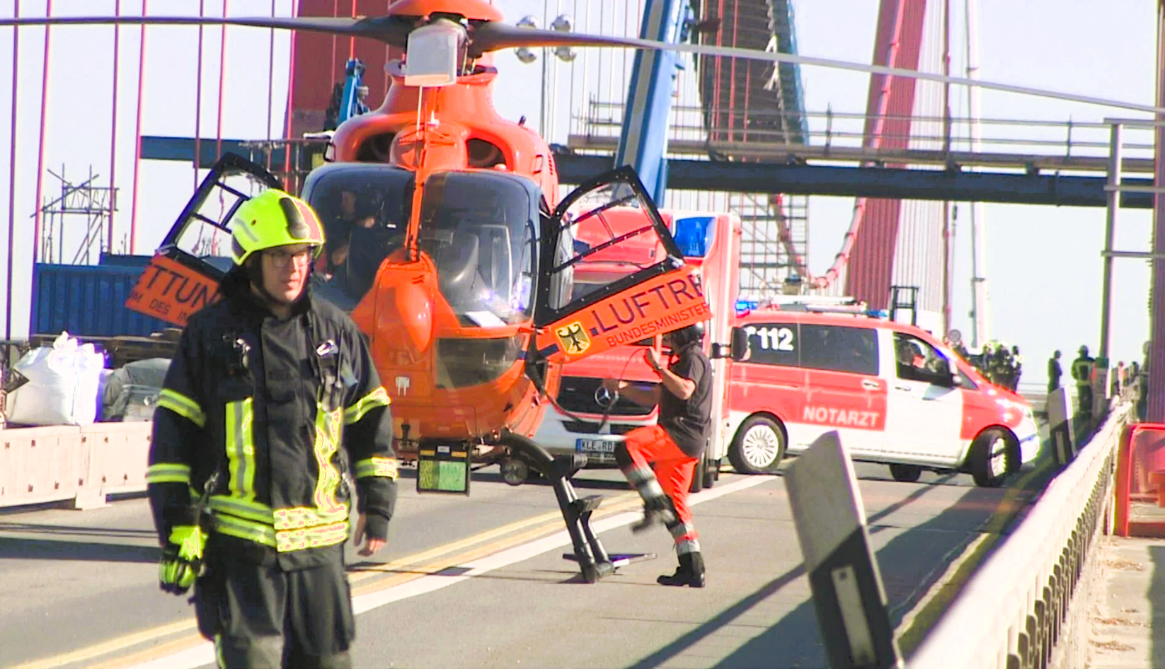 Auto rast in vollgesperrte Brücke und verursacht schweren Unfall - Baustellen-Arbeiter erleidet schwerste Verletzungen