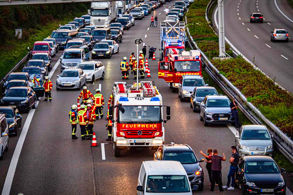Vollsperrung nach Massencrash auf der Autobahn! Zahlreiche Fahrzeuge beteiligt - 12 Verletzte!