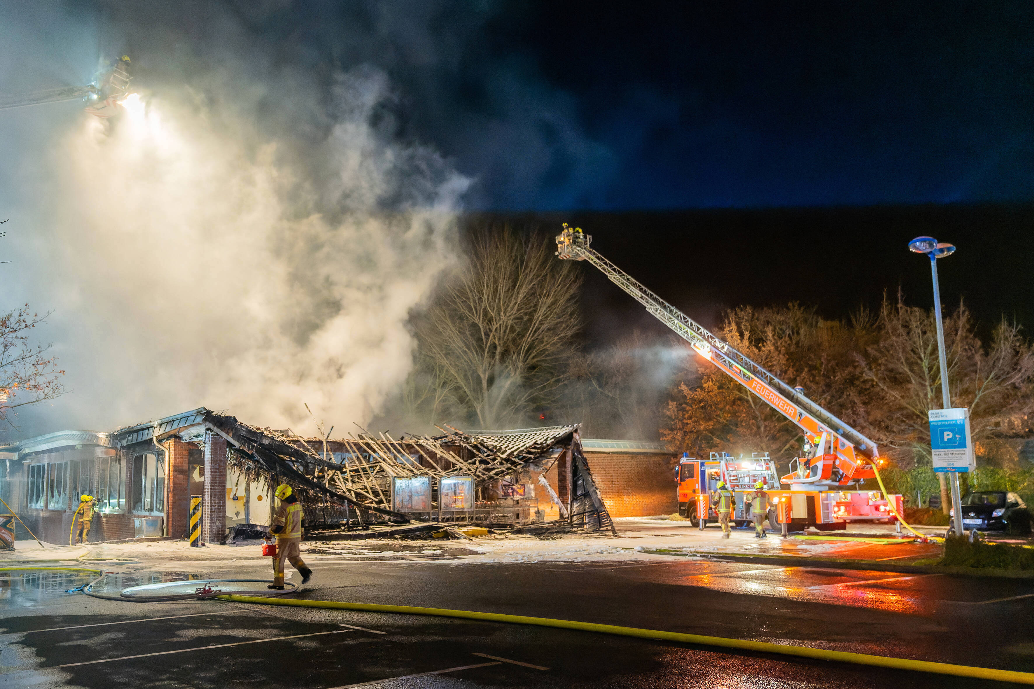 Explosion in Wohnhaus! Feuerwehr entdeckt Leiche auf Dachboden! Was ist geschehen?