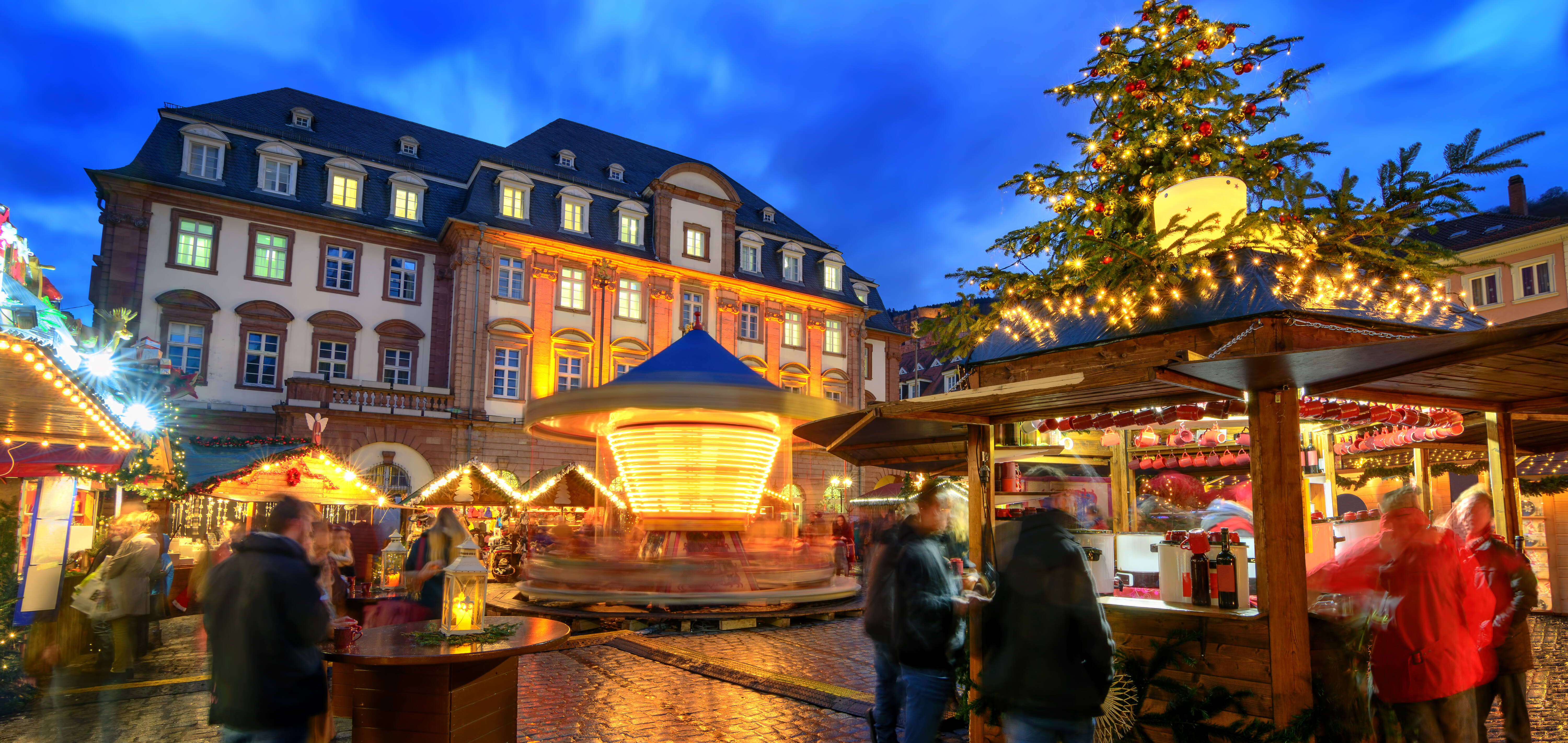 Mann stürzt vom Augsburger Rathaus - tot! Er fiel mitten auf den laufenden Christkindl-Markt!
