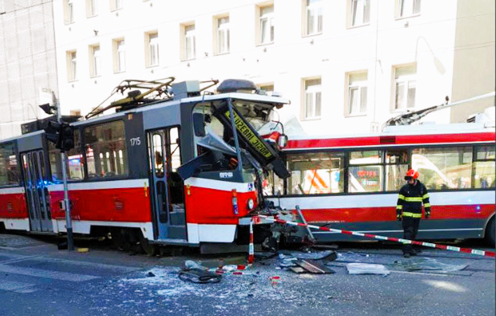 Eilmeldung! Schwerer Straßenban-Unfall, 22 Menschen verletzt, zwei Züge kollidieren - Rettungskräfte vor Ort!