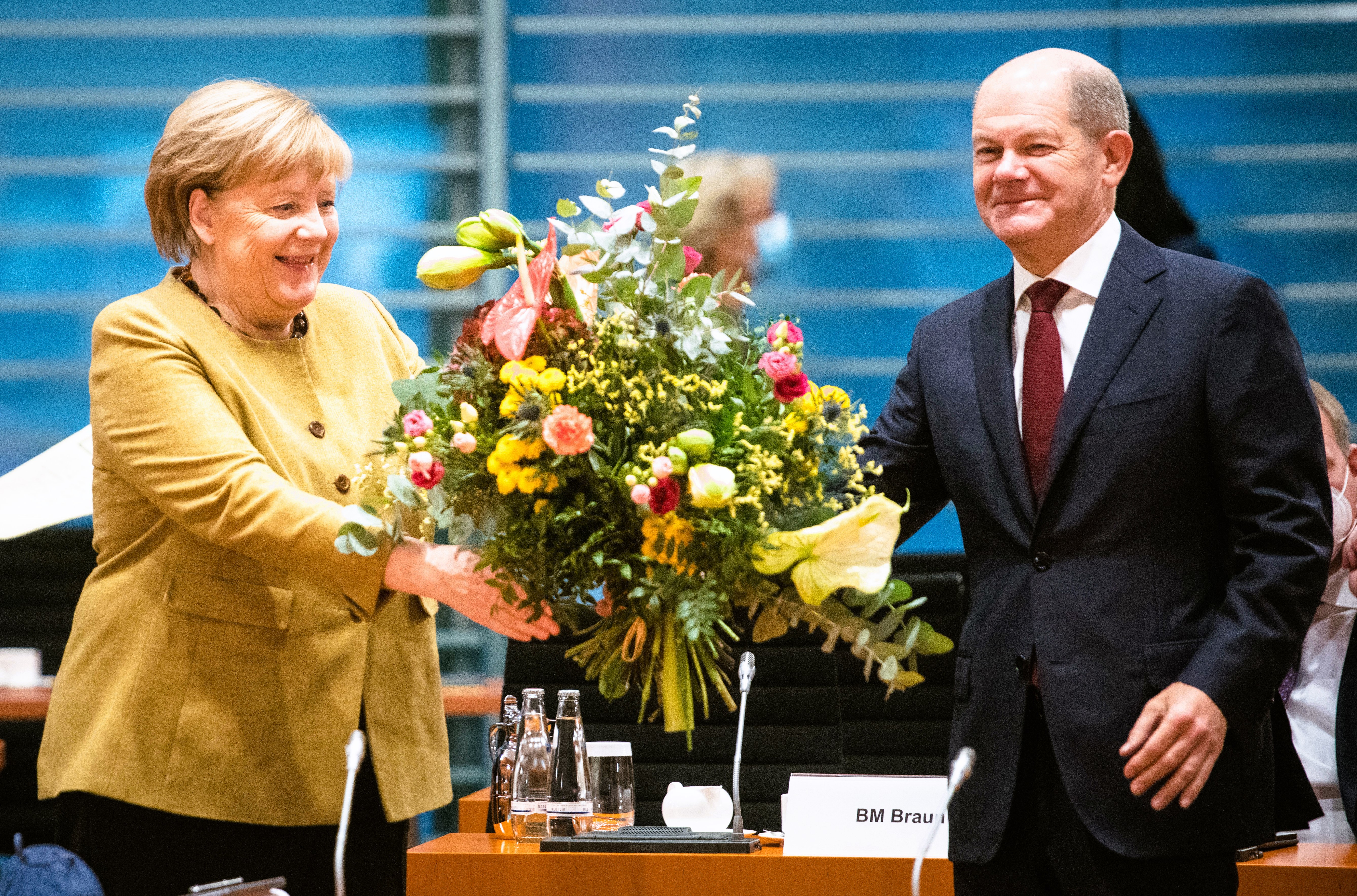 Jetzt hilft Merkel! Regierung in der Krise - Angela Merkel hält Kontakt zu Scholz und Habeck!