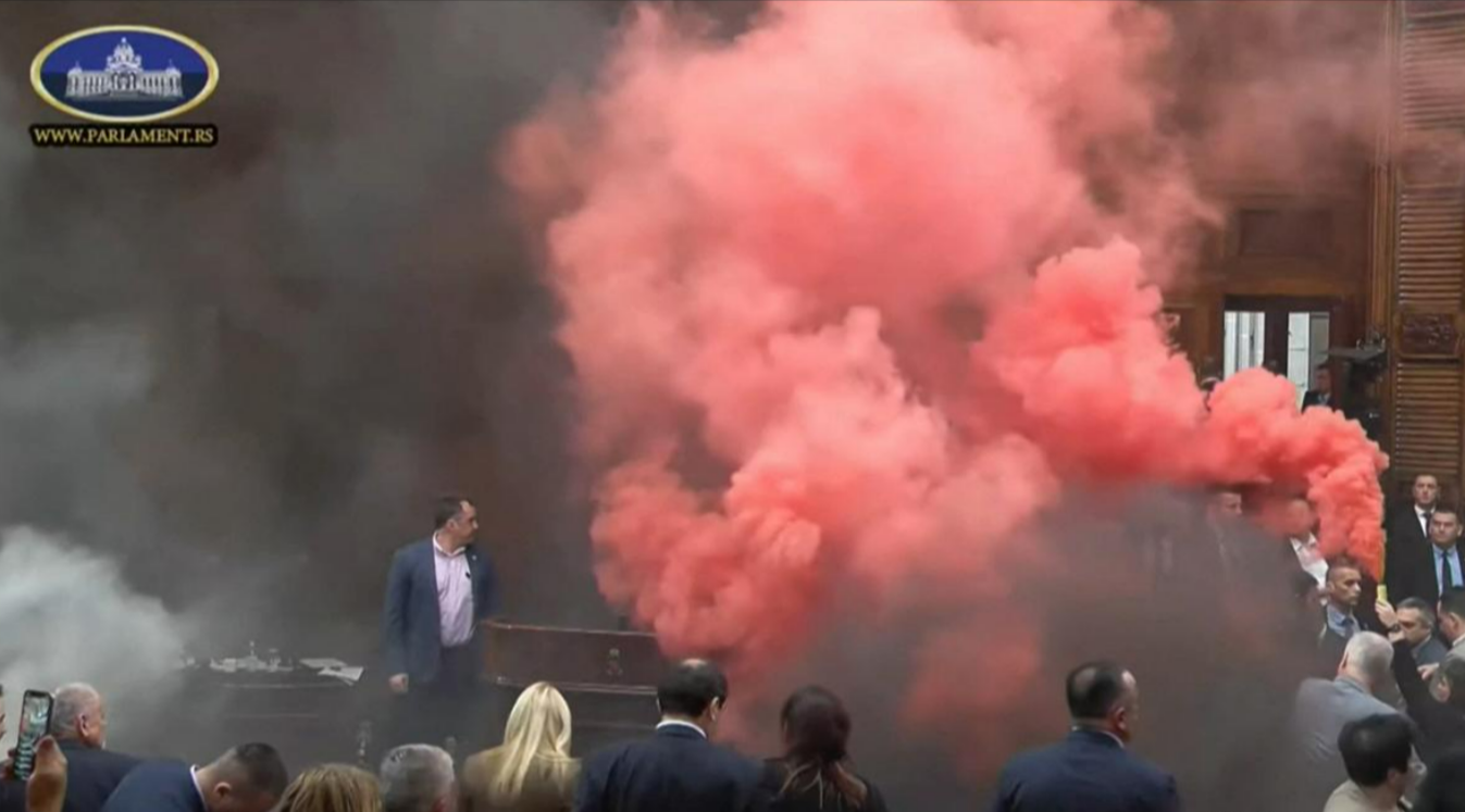 Bombenexplosion im Parlament! Chaos und Tumulte - mehrere Politiker verletzt!